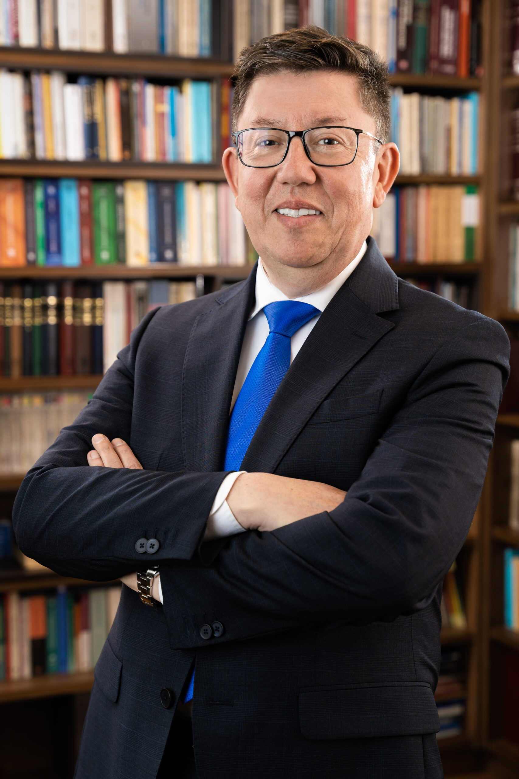 Dr. Rafael Oyarte, abogado especializado en Derecho Constitucional y Administrativo, foto de cuerpo completo