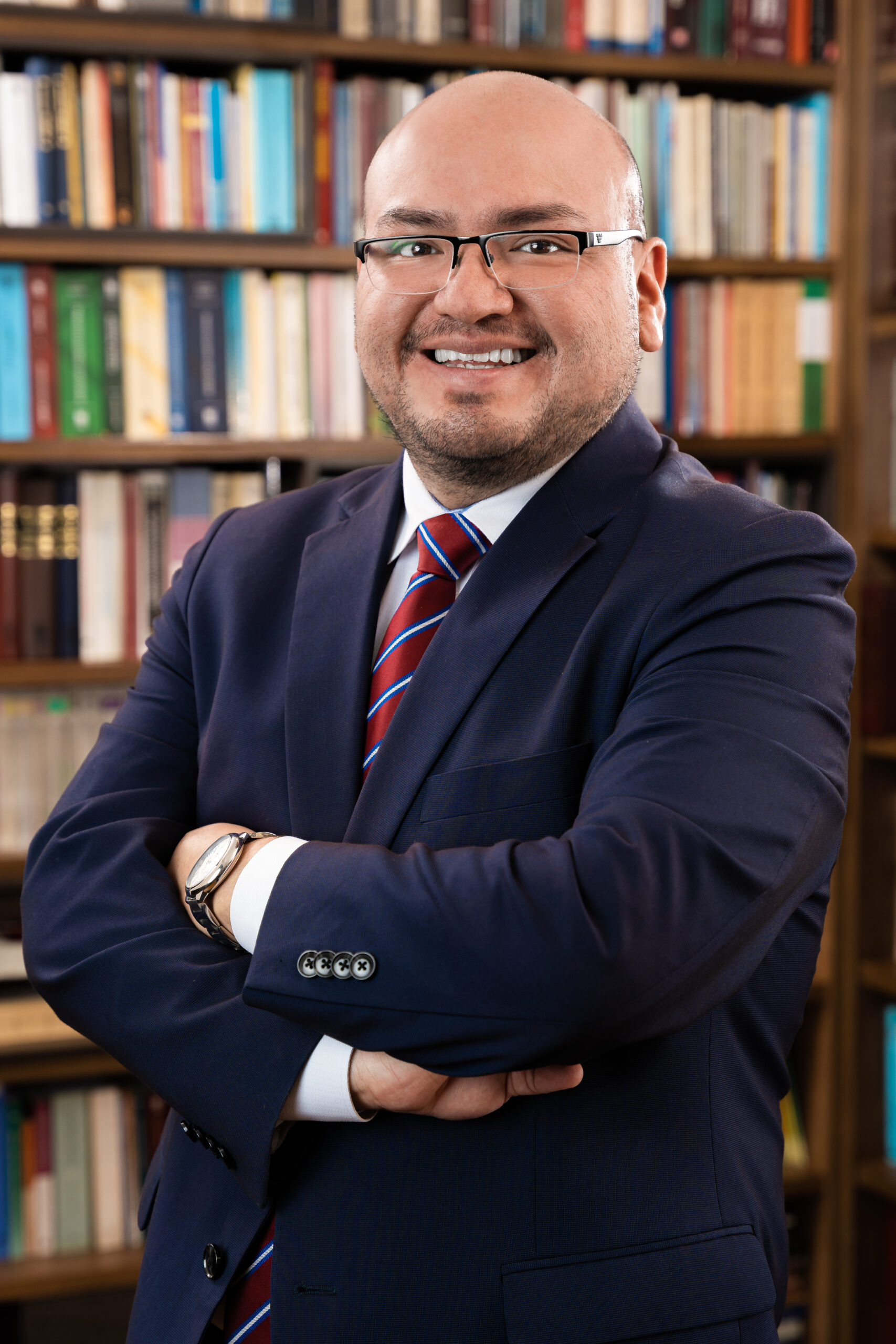 Stephan Mora Valdez, abogado especializado en Derecho Societario y Administrativo, foto de cuerpo completo